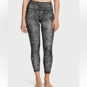 VICTORIA'S SECRET
Essential Pocket Legging